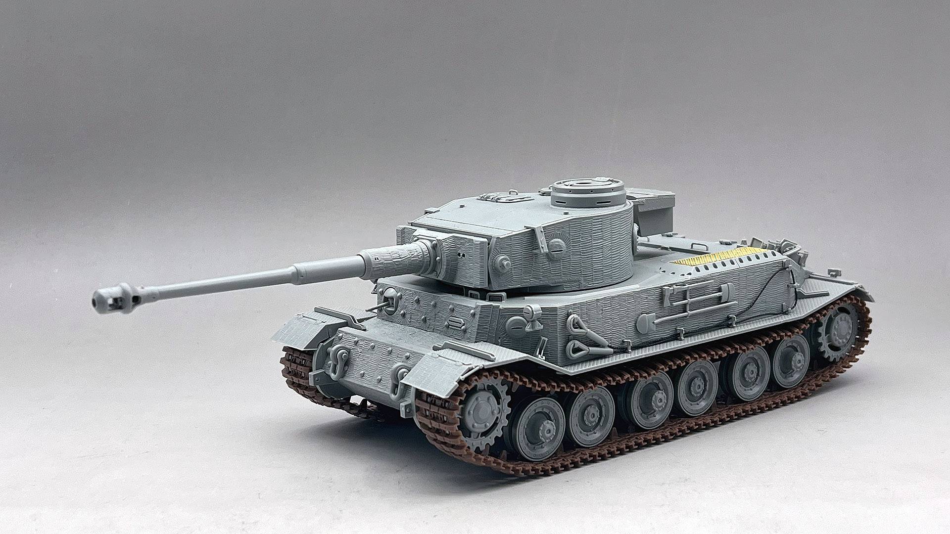Panzerbefehlswagen Tiger (P) 003 w/Zimmerit in May 1944 – Image 2