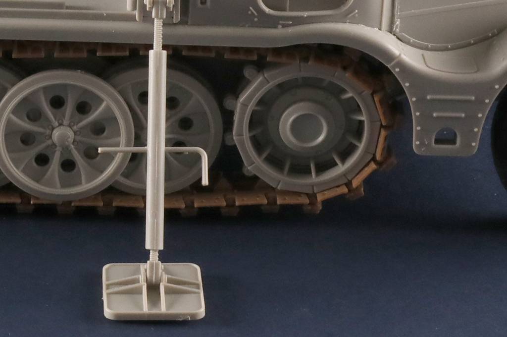 Schwerer Zugkraftwagen 18 t with 6 t Billstein-Crane Sd.Kfz.9/1 – Image 15