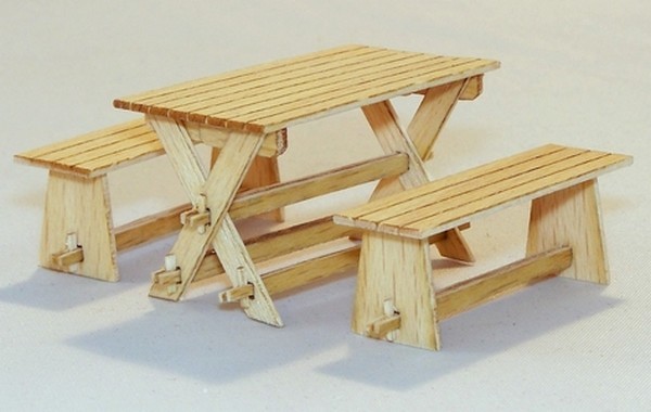 TABLE ET BANCS DE JARDIN