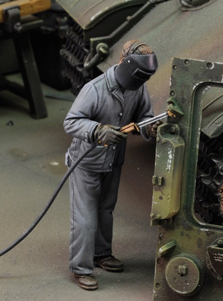 man using electric welder n°3