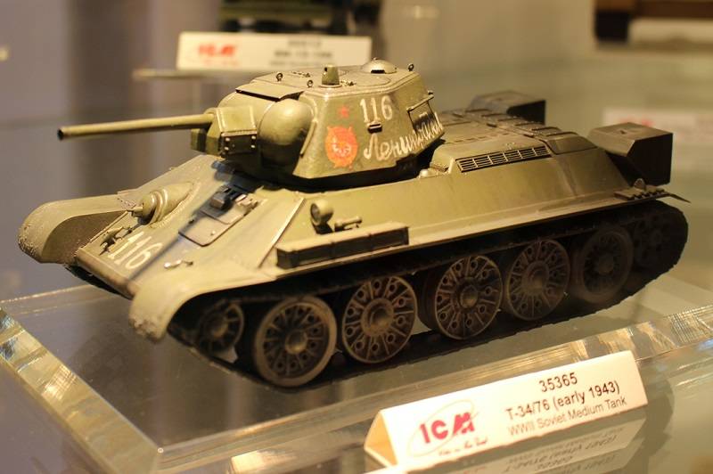 WWII Soviet Medium Tank T-34/76 (early 1943 production) – Image 3