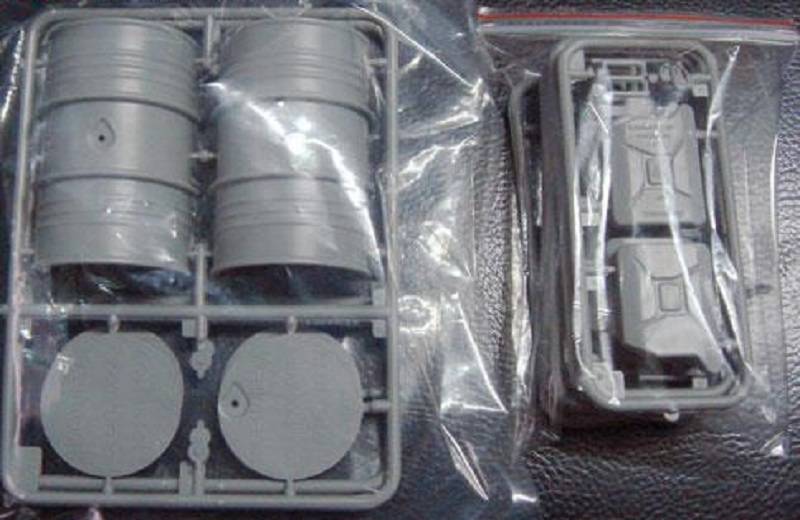 WWII German 20L Jerry Can and 200L Fuel Drum Set – Image 2