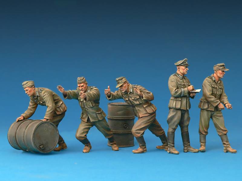 GERMAN SOLDIERS w/FUEL DRUMS. SPECIAL EDITION – Image 2