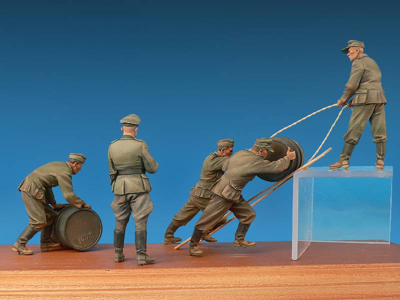 GERMAN SOLDIERS w/FUEL DRUMS. SPECIAL EDITION – Image 3