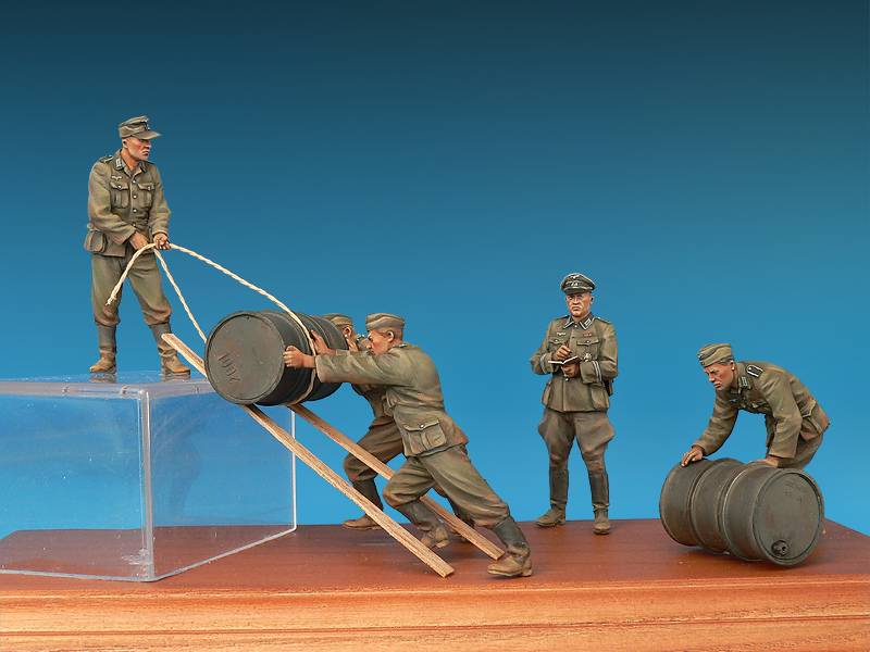 GERMAN SOLDIERS w/FUEL DRUMS. SPECIAL EDITION – Image 4