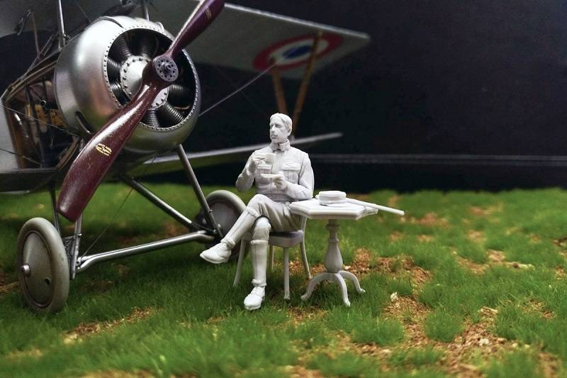 French airman coffee with croissant – Image 4