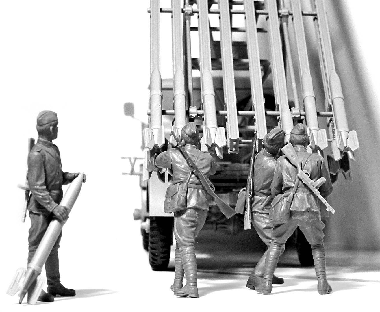 WWII Soviet BM-13-16 MLRS Vehicle Crew – Image 3