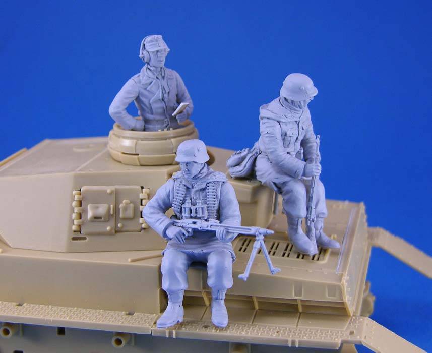 WWII GERMAN TANK COMMANDER & RIDERS SET – Image 2