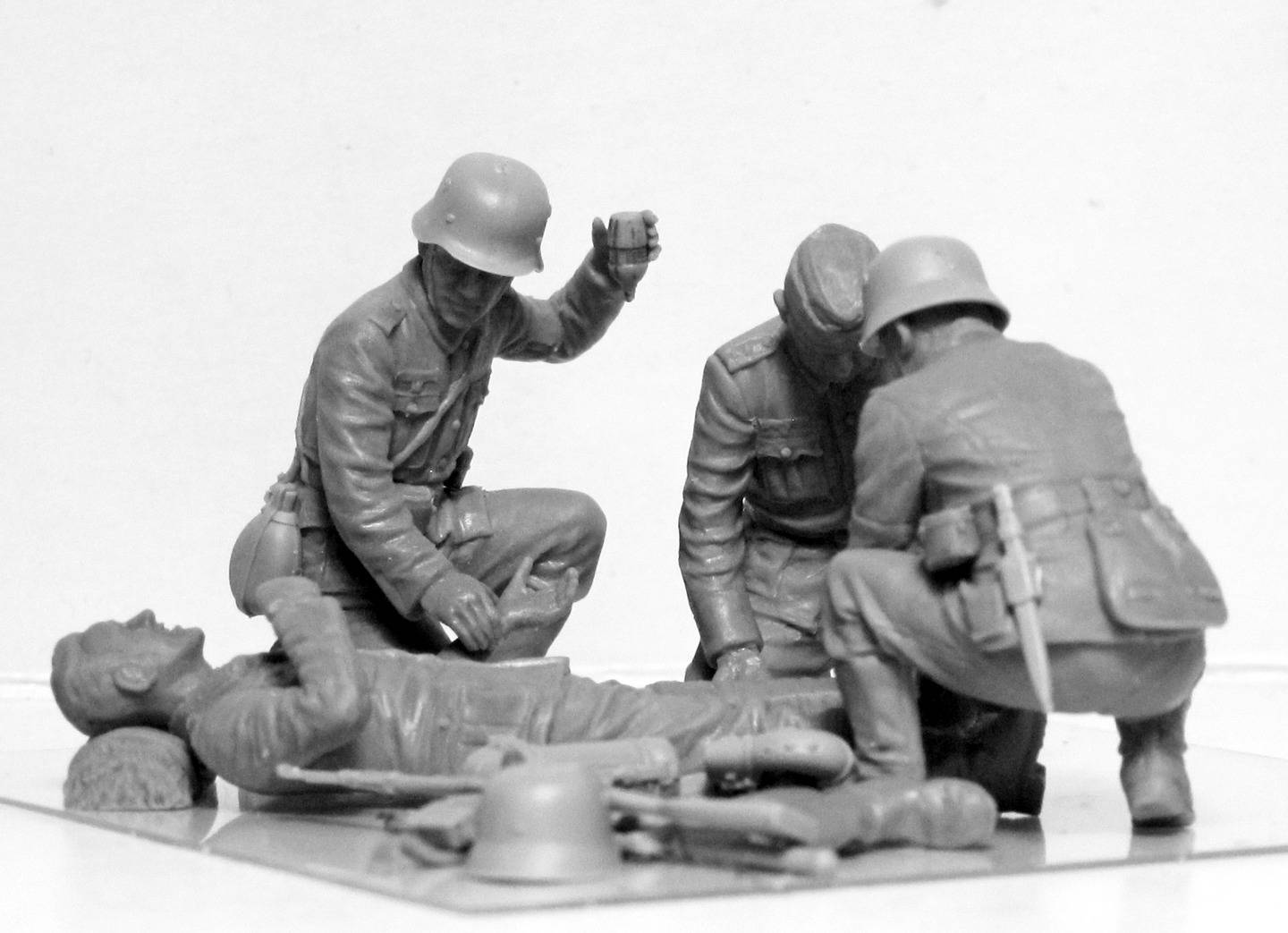 WWII German Military Medical Personnel – Image 4